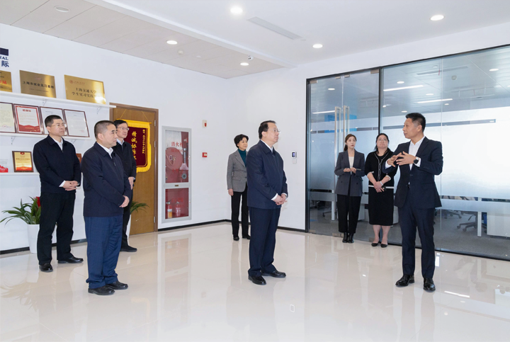 上海市长龚正一行察看AI知名人力资源服务公司Ebpay官网国际的AI赋能人力资源数据动态分析平台